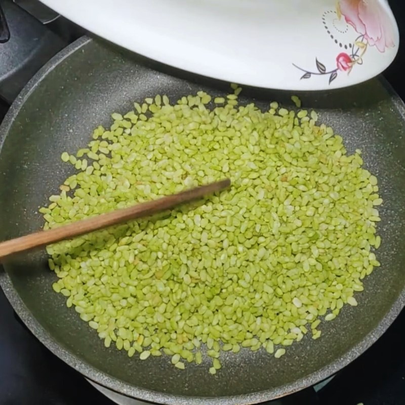 Bước 3 Rang cốm đường hương vị mùa thu Cốm rang đường