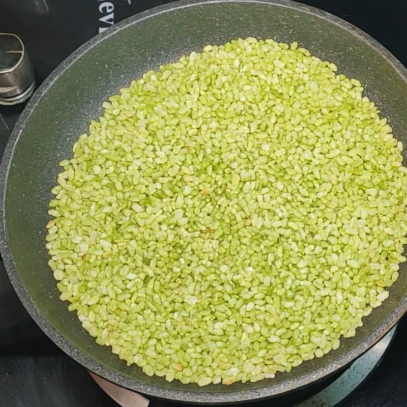 Bước 2 Rang cốm giòn rụm Cốm rang đường