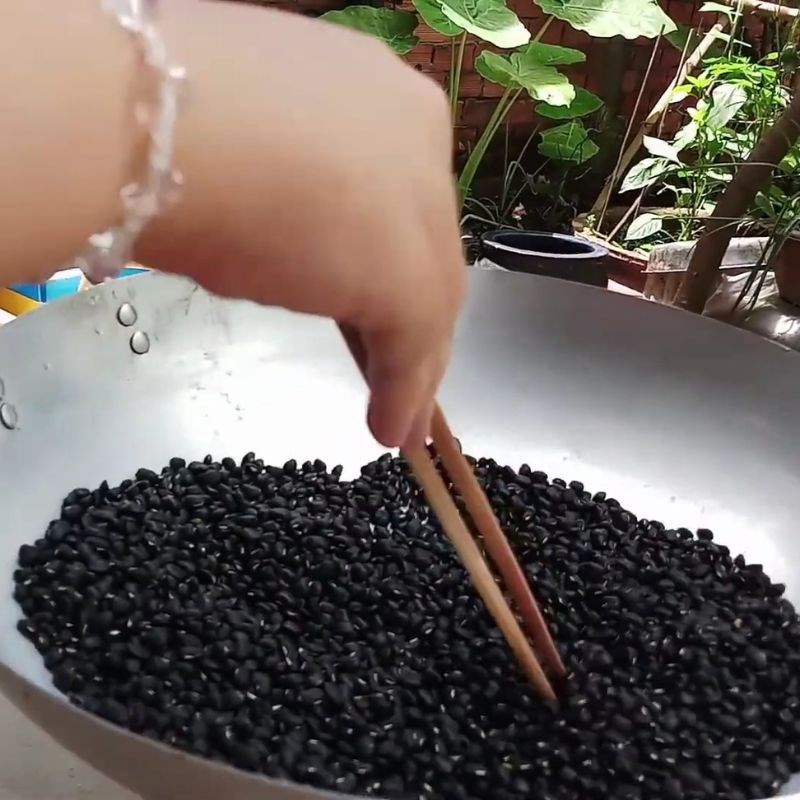 Bước 2 Rang đậu đen và gạo Trà đậu đen xanh lòng