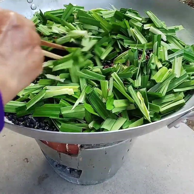 Bước 3 Rang hỗn hợp đậu, gạo và lá dứa Trà đậu đen xanh lòng