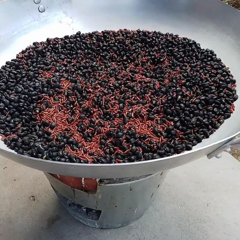 Bước 3 Rang hỗn hợp đậu, gạo và lá dứa Trà đậu đen xanh lòng