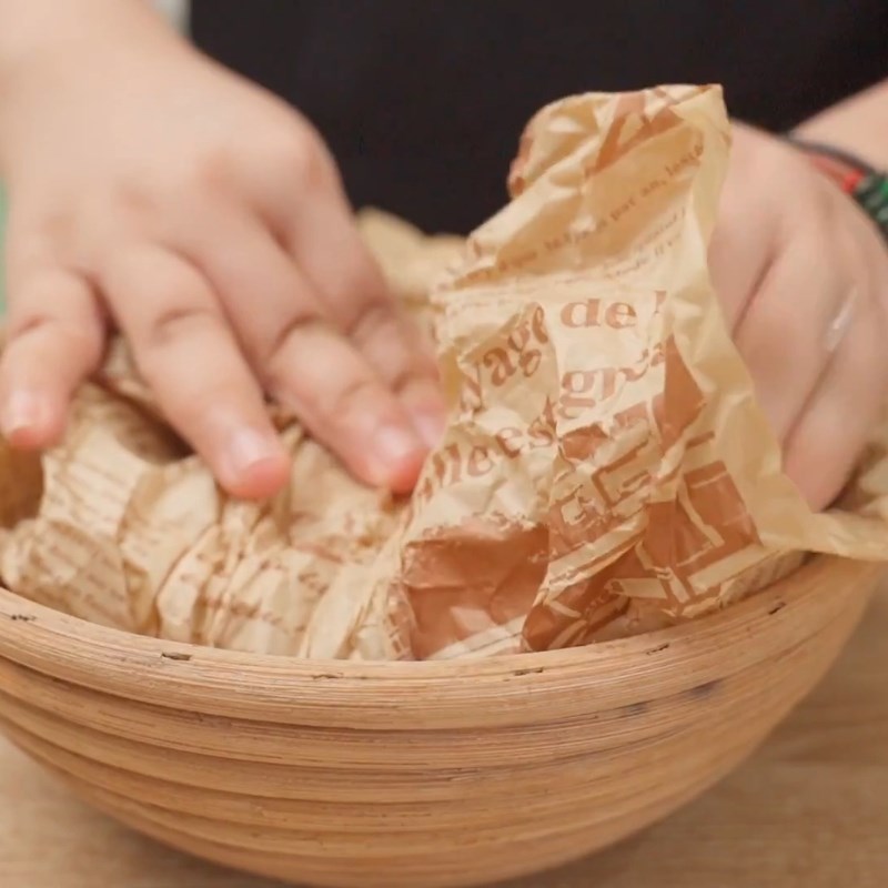 Bước 3 Rang lạc húng lìu giòn rụm Lạc rang húng lìu