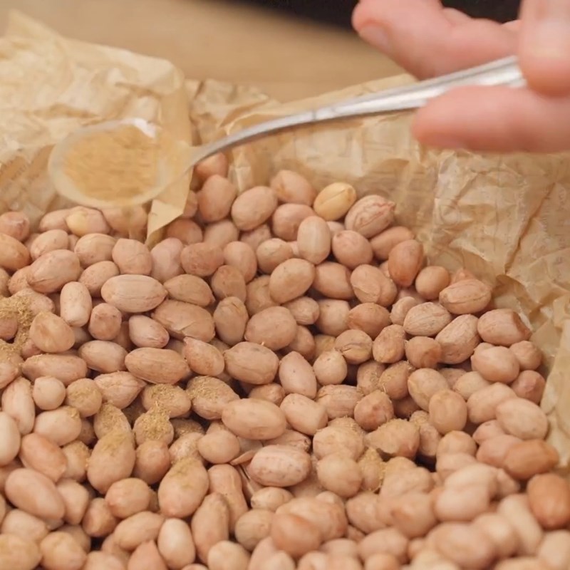 Bước 3 Rang lạc húng lìu giòn rụm Lạc rang húng lìu