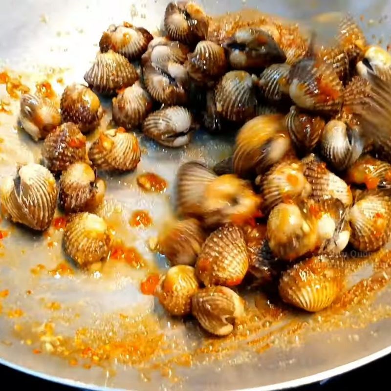 Bước 4 Rang sò huyết với muối ớt Sò huyết rang muối ớt