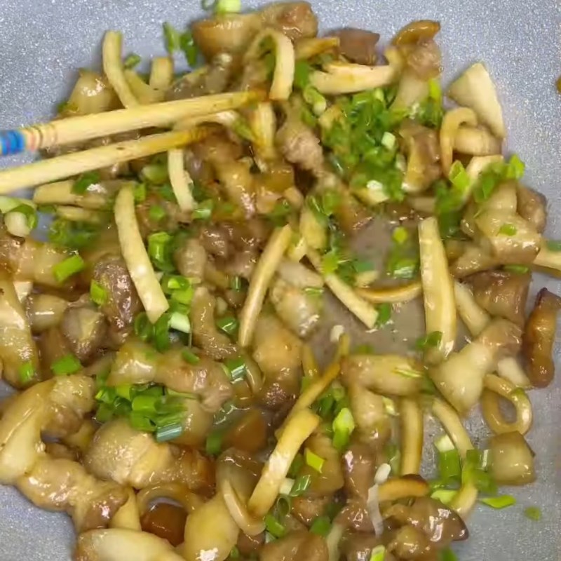 Bước 2 Rang thịt và cùi dừa Thịt rang dừa