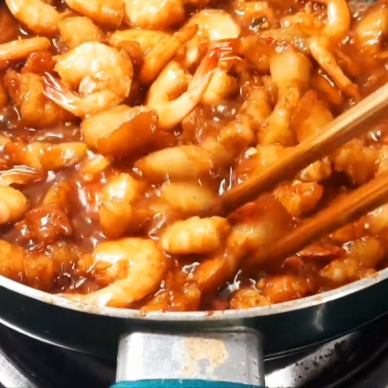 Bước 4 Rim tôm và hoàn thiện món ăn đậm đà Tôm rim thịt ba rọi