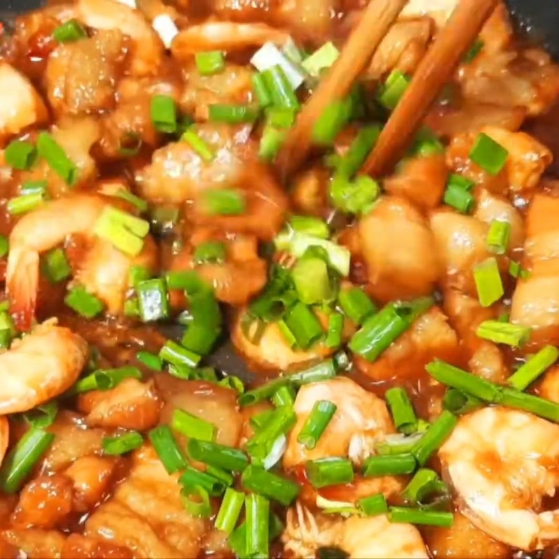 Bước 4 Rim tôm và hoàn thiện món ăn đậm đà Tôm rim thịt ba rọi