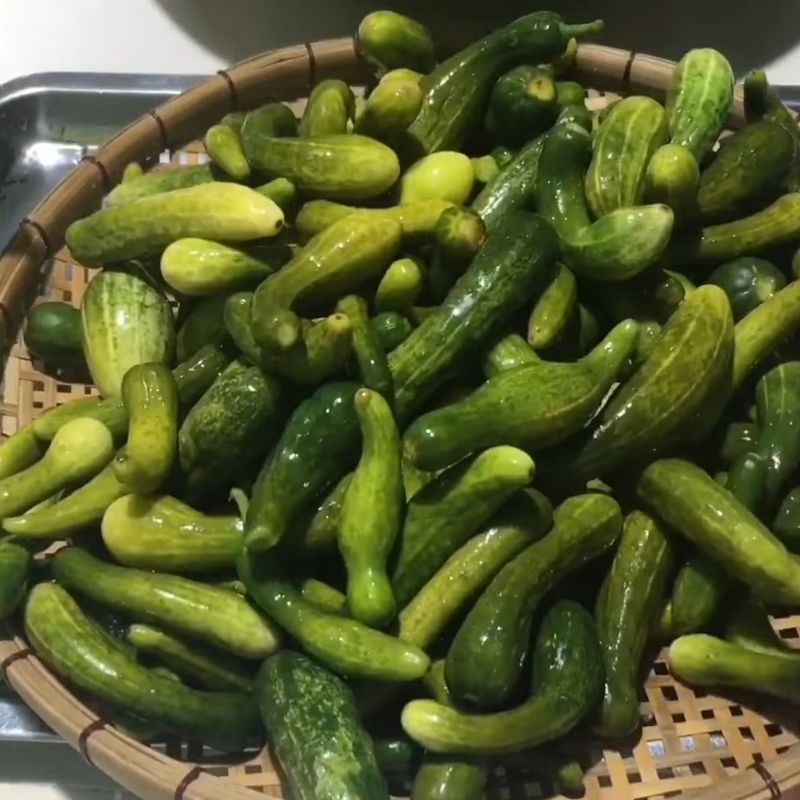 Bước 3 Rửa sạch và làm ráo dưa leo Dưa leo ngâm mắm đường