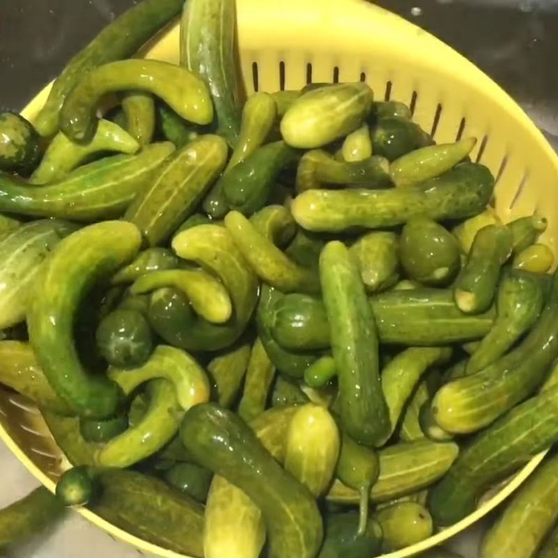 Bước 3 Rửa sạch và làm ráo dưa leo Dưa leo ngâm mắm đường