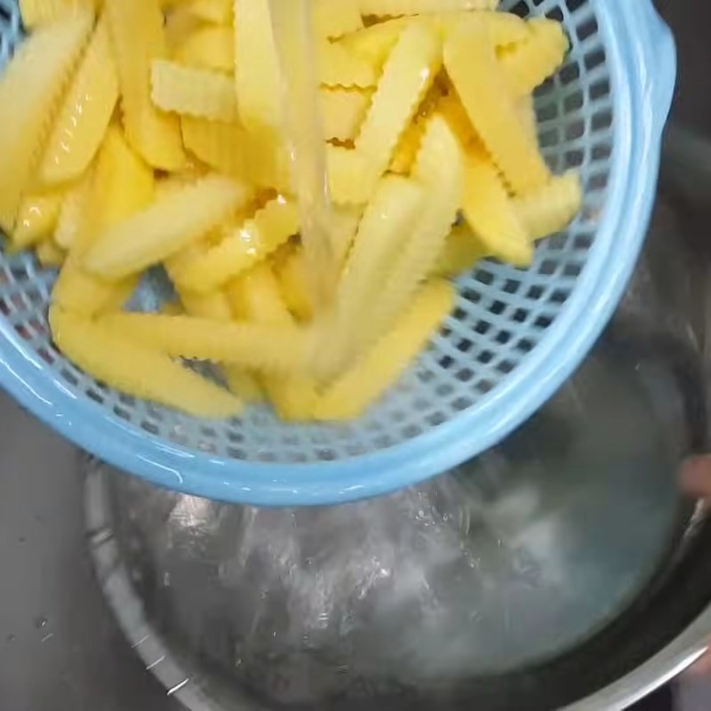 Bước 2 Rửa sạch và luộc sơ khoai tây Khoai tây chiên KFC