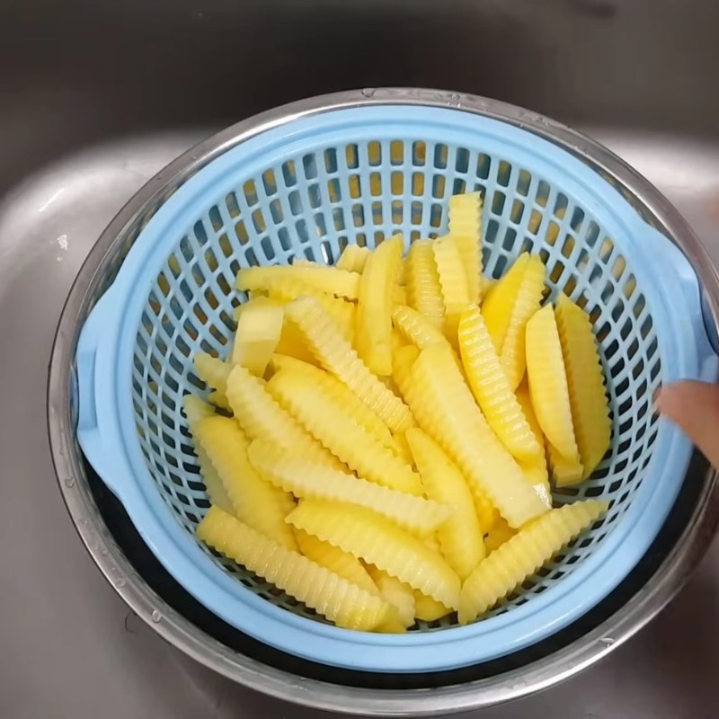 Bước 2 Rửa sạch và luộc sơ khoai tây Khoai tây chiên KFC