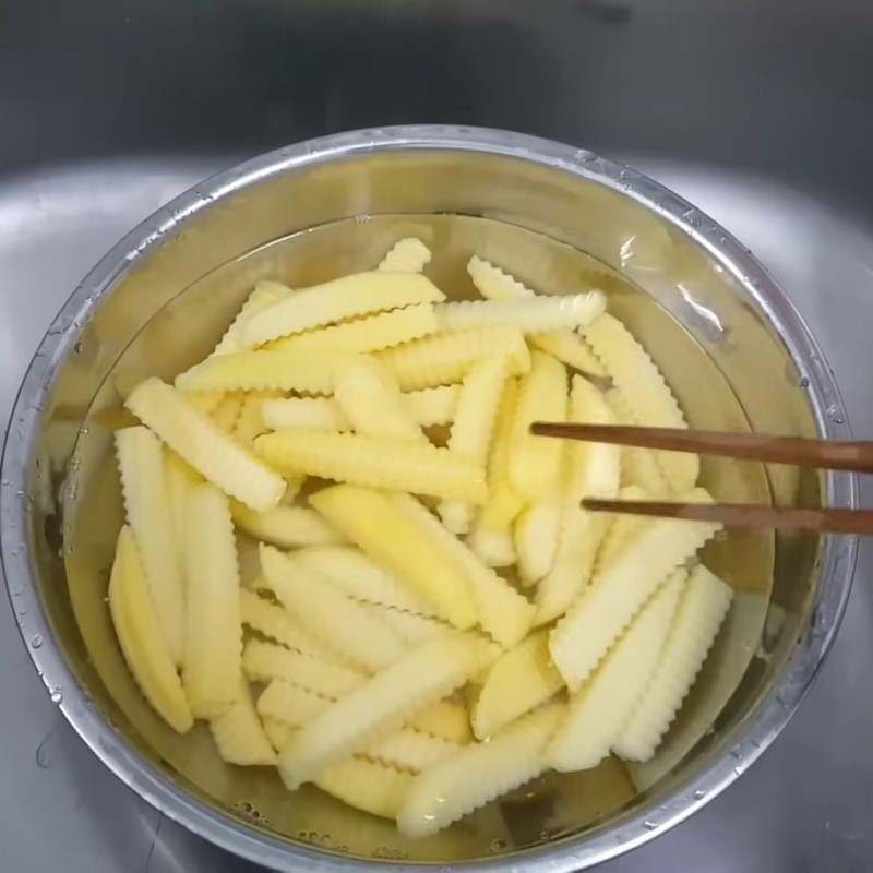 Bước 2 Rửa sạch và luộc sơ khoai tây Khoai tây chiên KFC