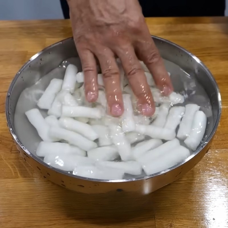 Bước 1 Sơ chế bánh gạo Tokbokki Sốt tokbokki chuẩn Hàn Quốc