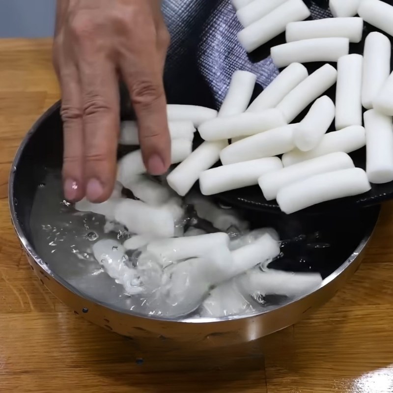 Bước 1 Sơ chế bánh gạo Tokbokki Sốt tokbokki chuẩn Hàn Quốc