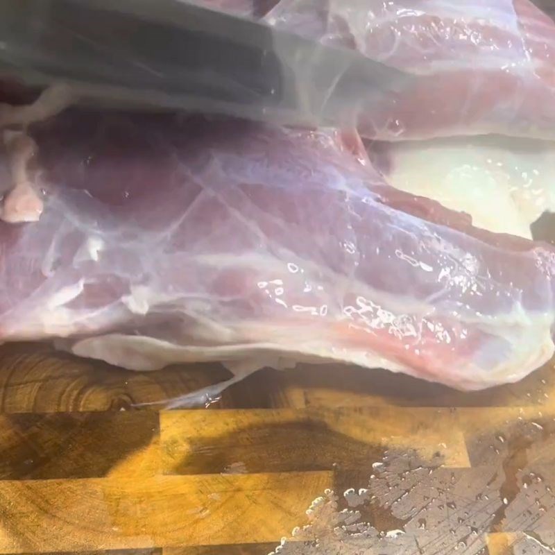 Bước 1 Sơ chế bắp bò ngâm mắm tiêu xanh Bắp bò ngâm mắm tiêu xanh