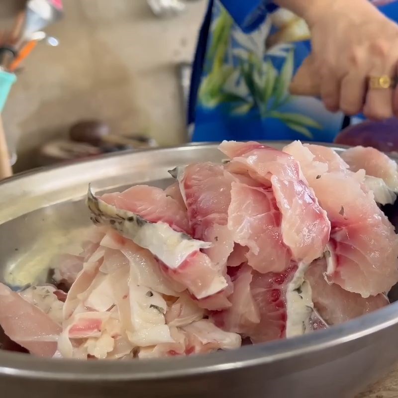 Bước 2 Sơ chế cá chép giòn và các nguyên liệu khác Cá chép nấu lẩu thái