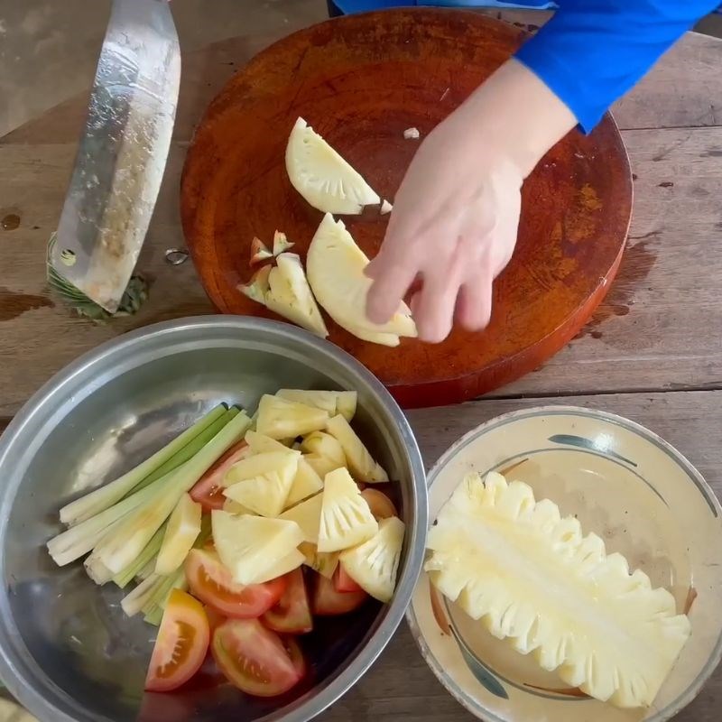 Bước 2 Sơ chế cá chép giòn và các nguyên liệu khác Cá chép nấu lẩu thái