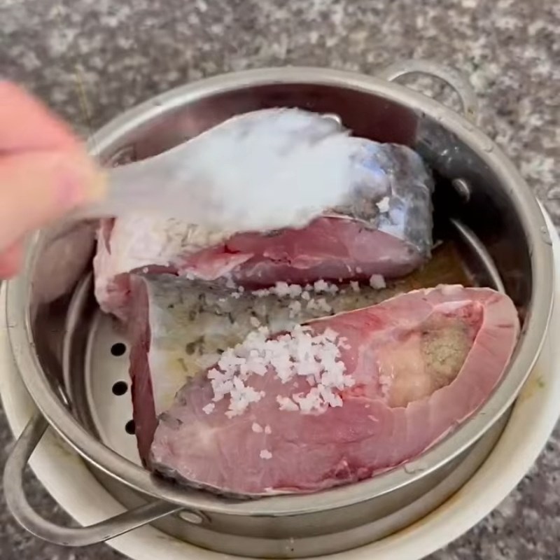 Bước 1 Sơ chế cá chép và ướp gia vị Cá chép kho dưa