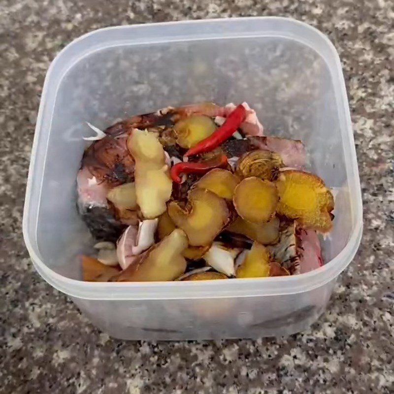 Bước 1 Sơ chế cá chép và ướp gia vị Cá chép kho dưa