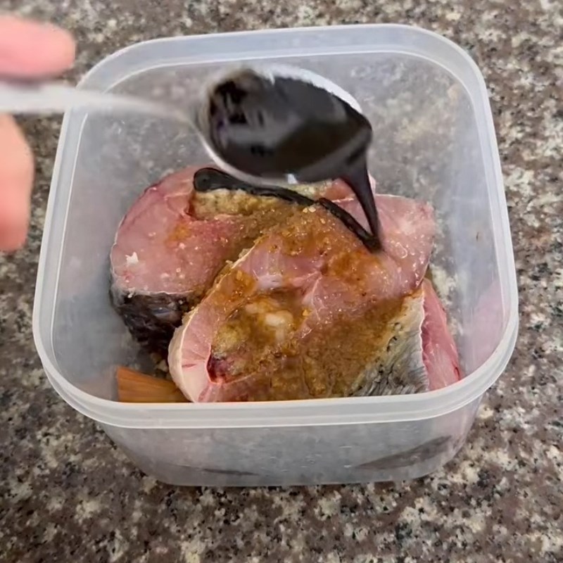 Bước 1 Sơ chế cá chép và ướp gia vị Cá chép kho dưa