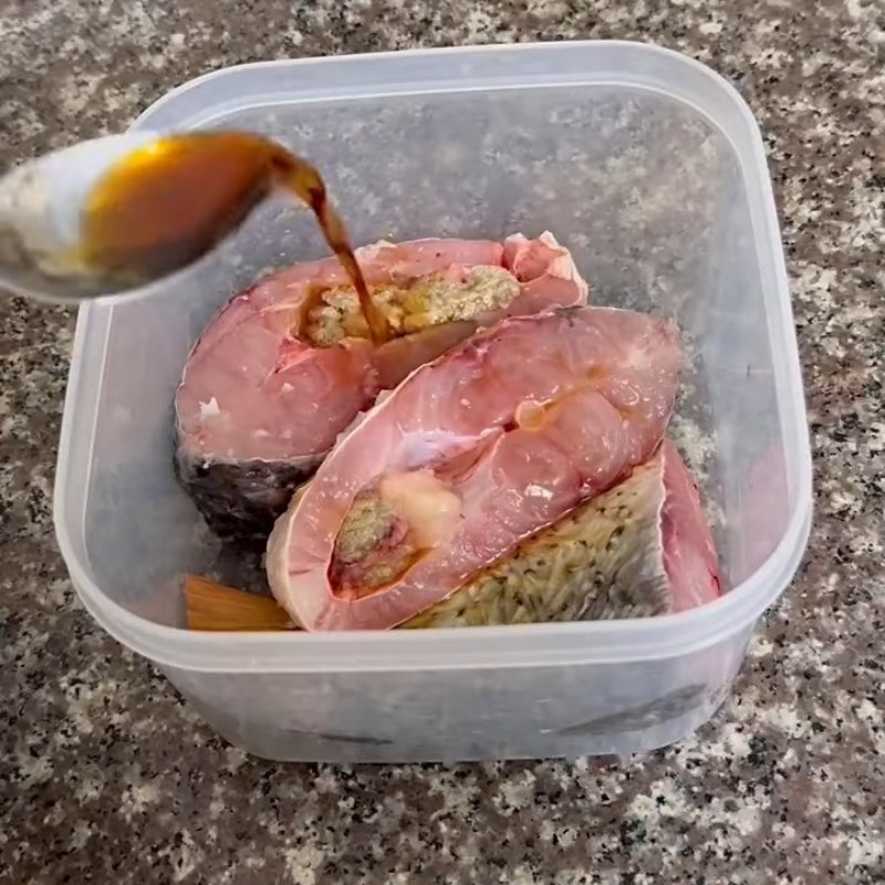 Bước 1 Sơ chế cá chép và ướp gia vị Cá chép kho dưa