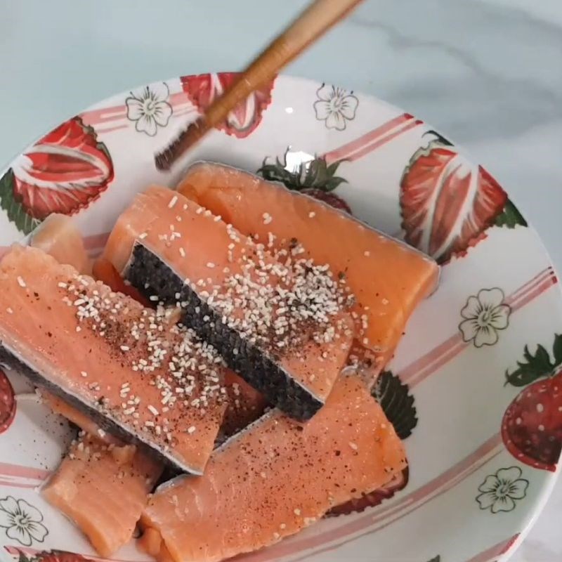 Bước 1 Sơ chế cá hồi và ướp gia vị Cá hồi sốt cam cho bé