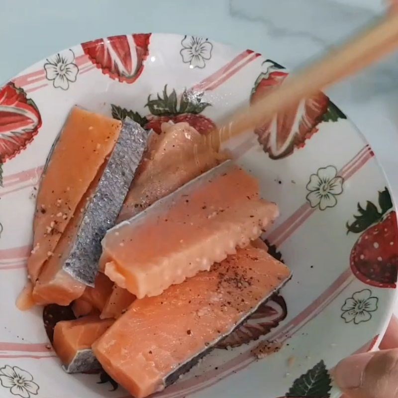 Bước 1 Sơ chế cá hồi và ướp gia vị Cá hồi sốt cam cho bé