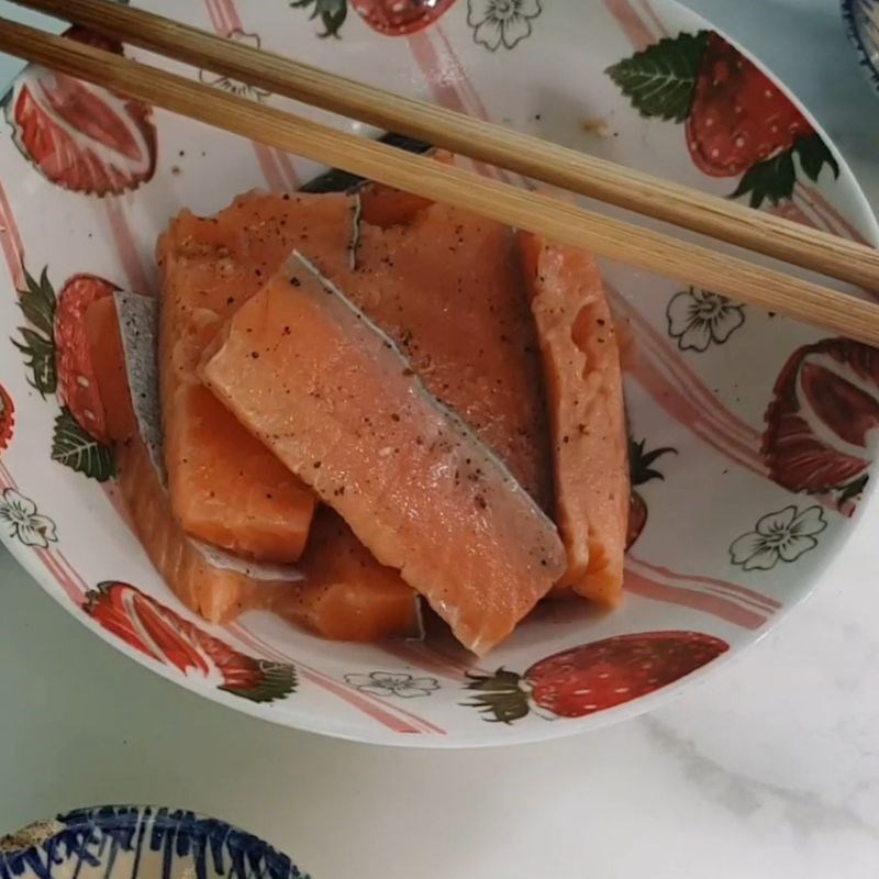 Bước 1 Sơ chế cá hồi và ướp gia vị Cá hồi sốt cam cho bé