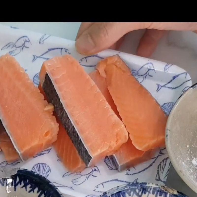 Bước 1 Sơ chế cá hồi và ướp gia vị Cá hồi sốt cam cho bé