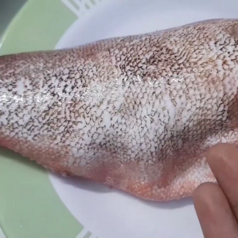 Bước 1 Sơ chế cá mú và chuẩn bị nguyên liệu Cá mú hấp cuốn bánh tráng