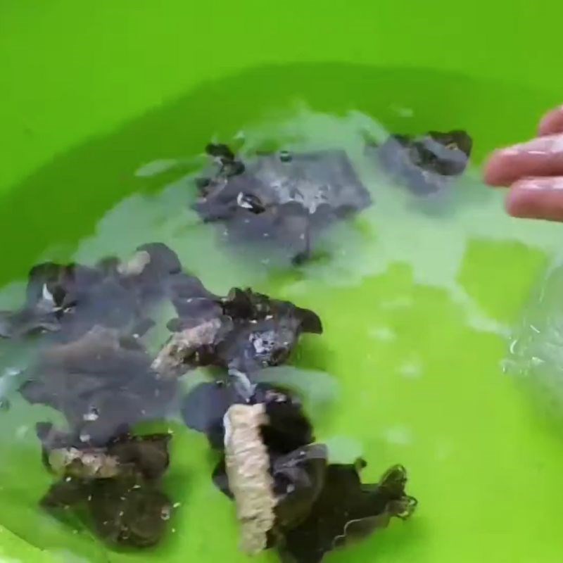 Bước 1 Sơ chế cá mú và chuẩn bị nguyên liệu Cá mú hấp cuốn bánh tráng