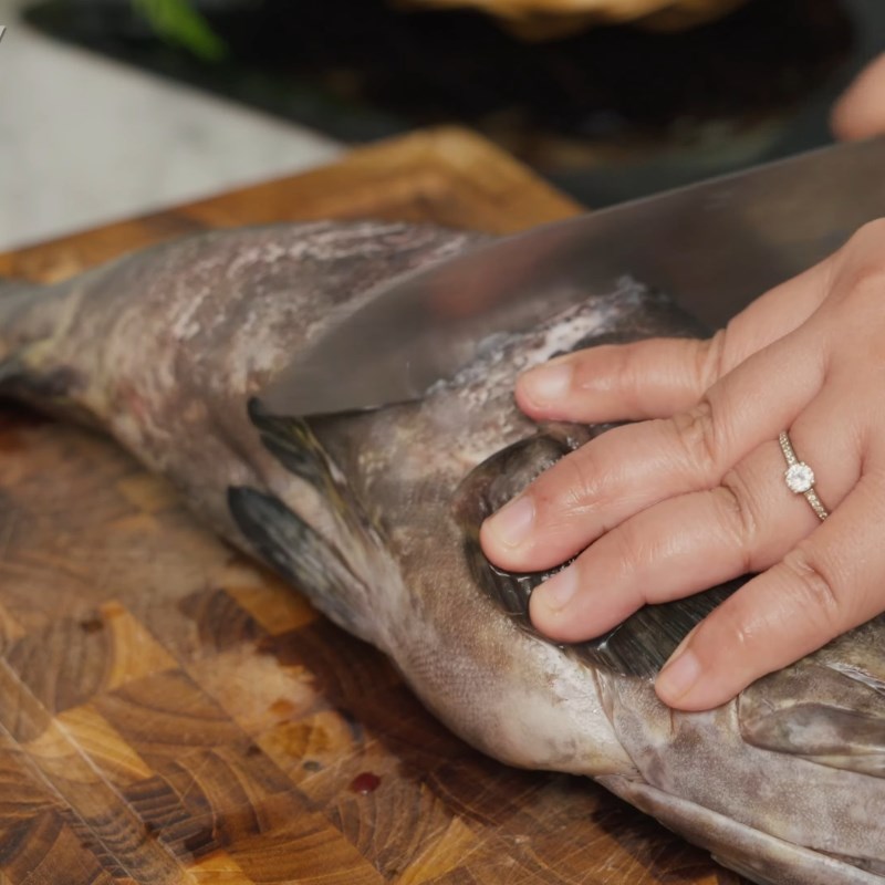 Bước 1 Sơ chế cá song và chuẩn bị rau củ Cá song hấp xì dầu