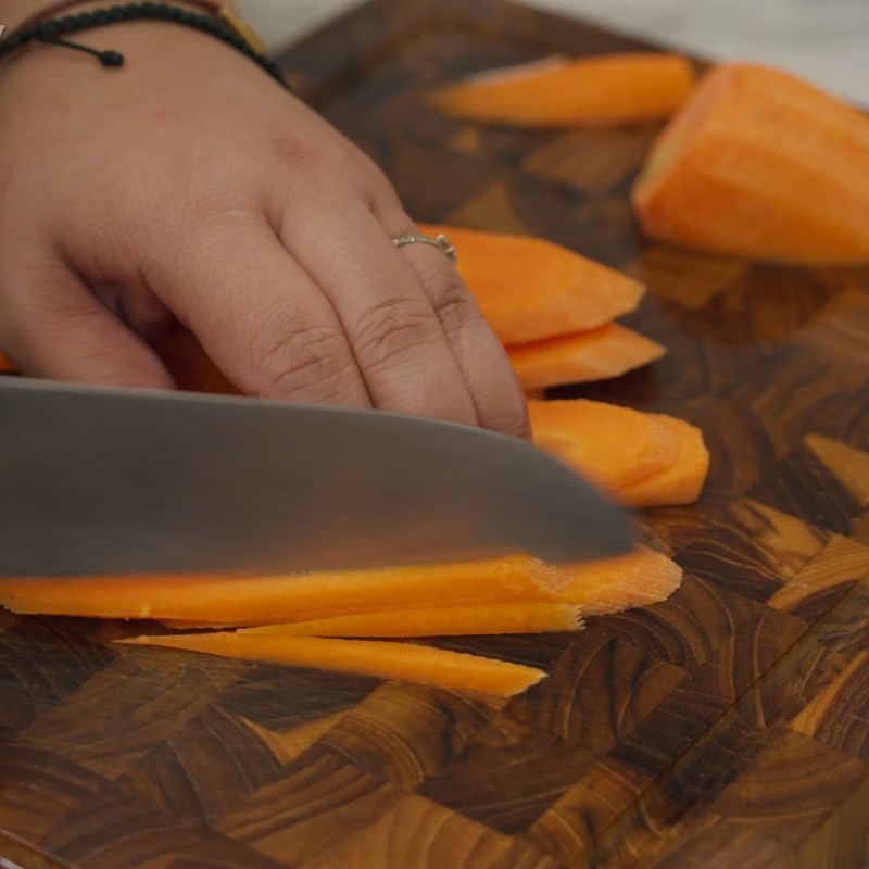 Bước 1 Sơ chế cá song và chuẩn bị rau củ Cá song hấp xì dầu