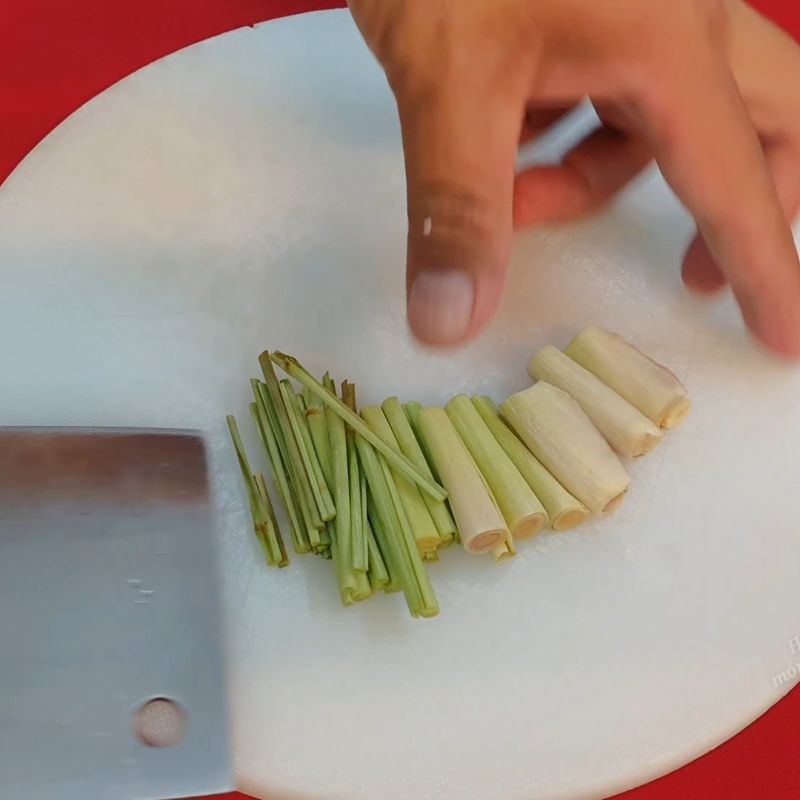 Bước 2 Sơ chế các nguyên liệu làm càng ghẹ rang muối ớt Càng ghẹ rang muối