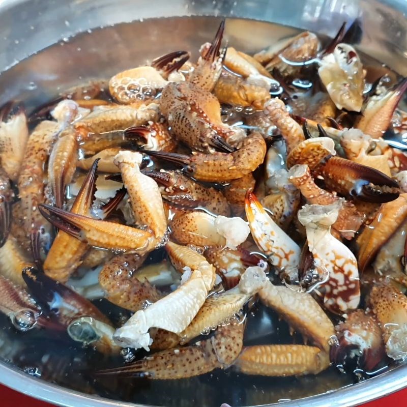 Bước 1 Sơ chế càng ghẹ sạch sẽ Càng ghẹ rang muối