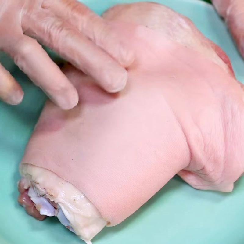 Bước 1 Sơ chế chân giò và khử mùi tanh Chân giò hầm quảng đông