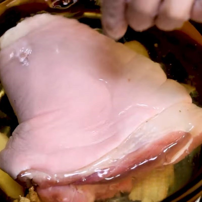 Bước 1 Sơ chế chân giò và khử mùi tanh Chân giò hầm quảng đông