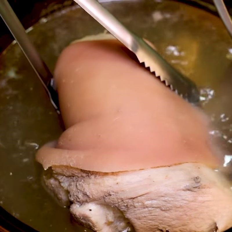 Bước 1 Sơ chế chân giò và khử mùi tanh Chân giò hầm quảng đông