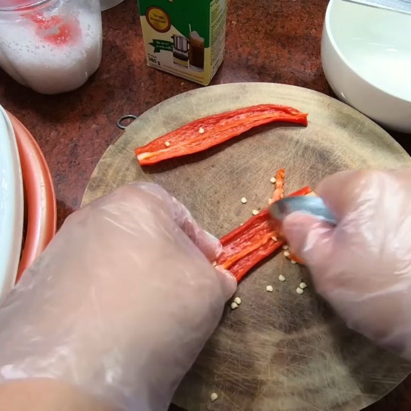 Bước 1 Sơ chế chanh, tắc và ớt sừng đỏ Nước chấm hải sản sữa đặc