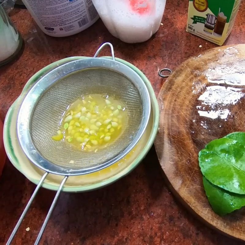 Bước 1 Sơ chế chanh, tắc và ớt sừng đỏ Nước chấm hải sản sữa đặc