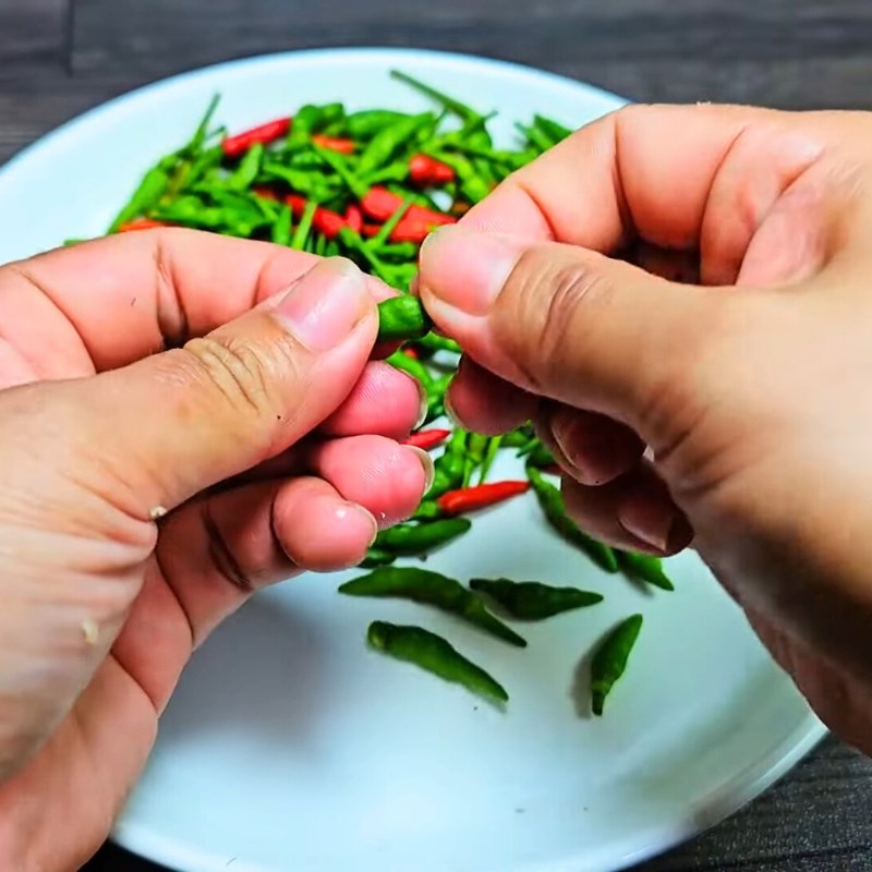 Bước 1 Sơ chế chanh và ớt tươi ngon Sốt chấm gà luộc muối ớt xanh