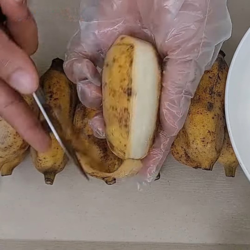 Bước 2 Sơ chế chuối xiêm Bánh chuối hấp bằng bột năng