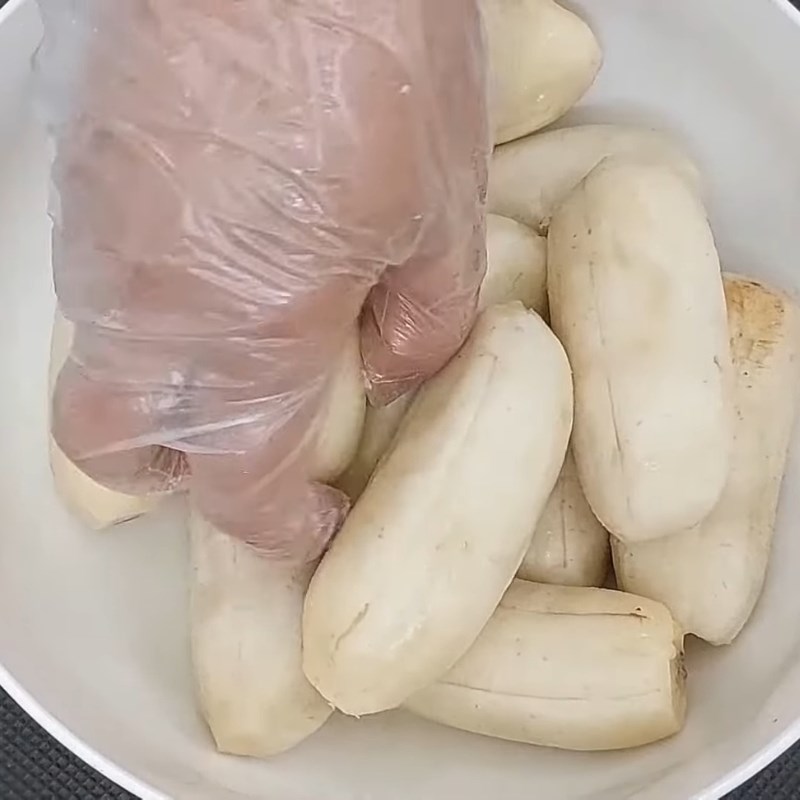 Bước 2 Sơ chế chuối xiêm Bánh chuối hấp bằng bột năng