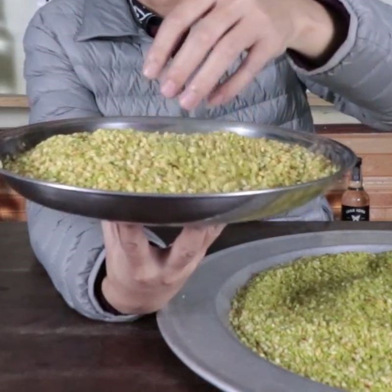 Bước 1 Sơ chế cốm – Rang cốm tạo hương vị đặc trưng Rượu cốm