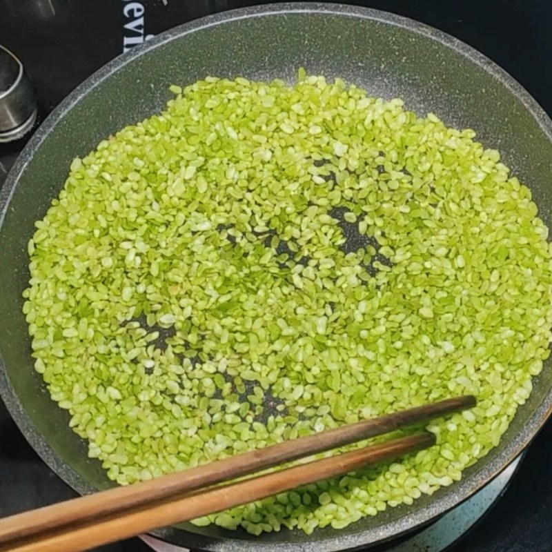 Bước 1 Sơ chế cốm – Rang cốm tạo hương vị đặc trưng Rượu cốm