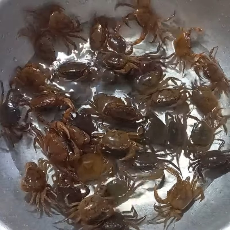 Bước 1 Sơ chế cua đồng Canh cua đồng