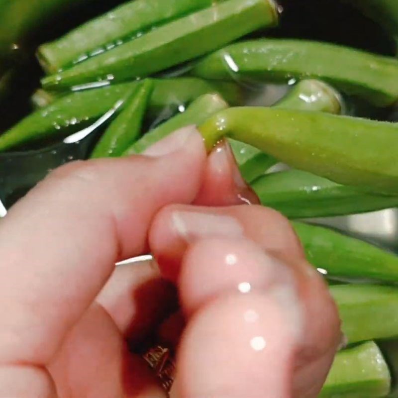 Bước 1 Sơ chế đậu bắp giòn ngon Xào đậu bắp không nhớt