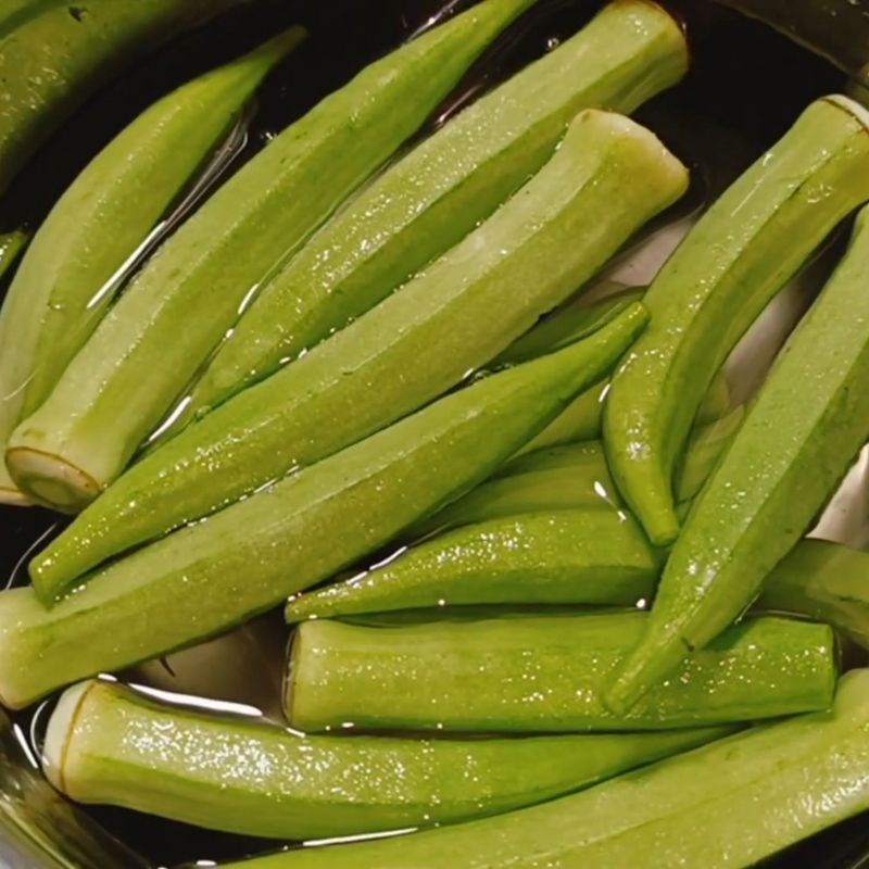 Bước 1 Sơ chế đậu bắp giòn ngon Xào đậu bắp không nhớt