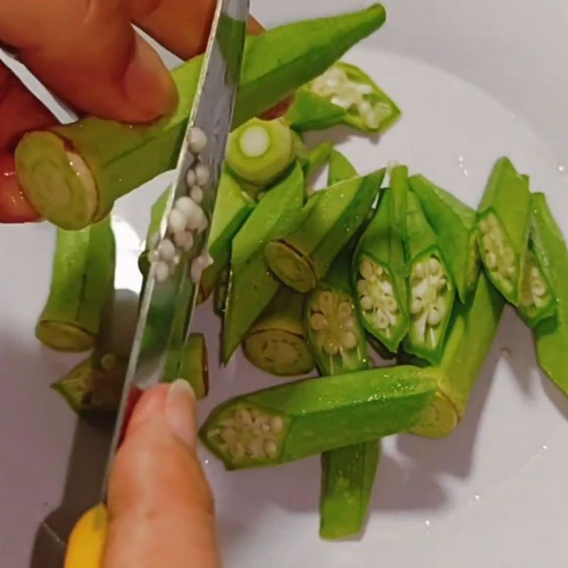 Bước 1 Sơ chế đậu bắp giòn ngon Xào đậu bắp không nhớt