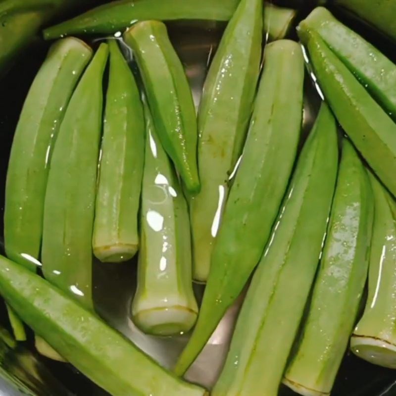 Bước 1 Sơ chế đậu bắp giòn ngon Xào đậu bắp không nhớt